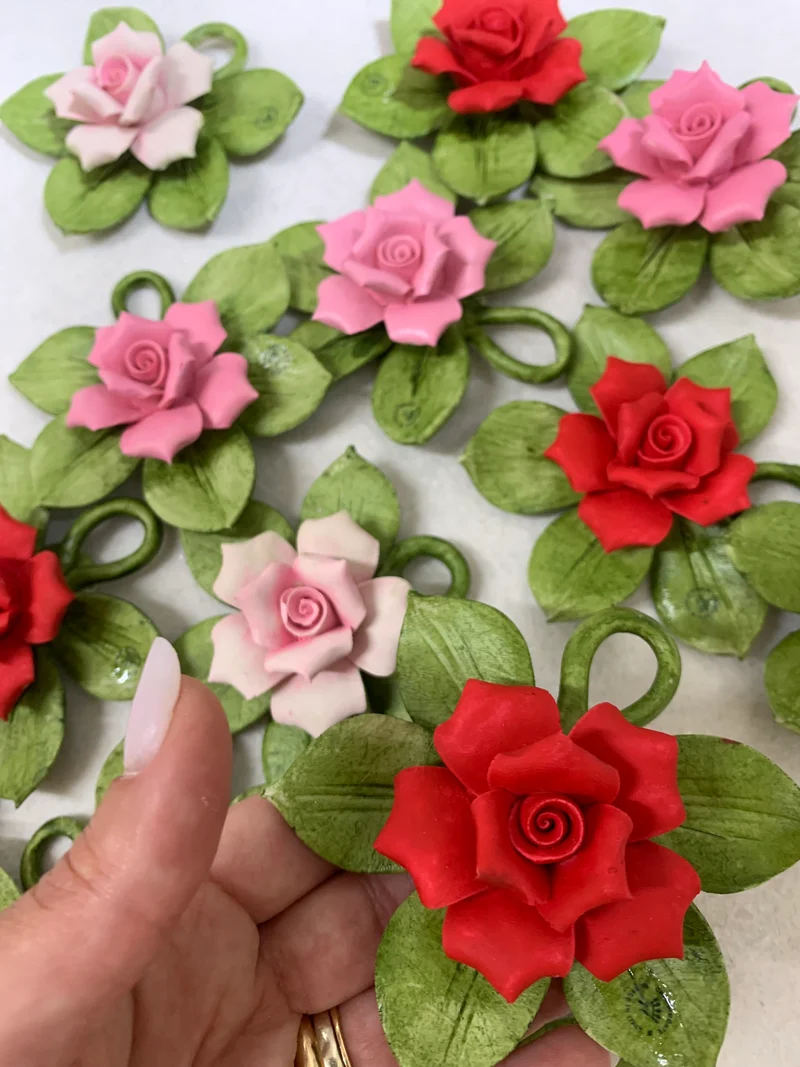 Sacchetto con rosa maggese in porcellana con foglioline