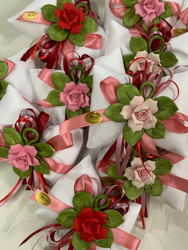 Sacchetto con rosa maggese in porcellana con foglioline