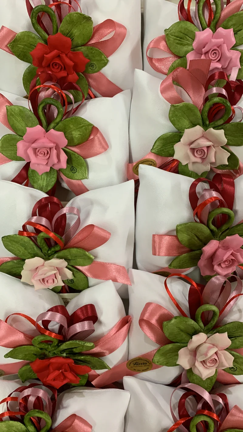 Sacchetto con rosa maggese in porcellana con foglioline