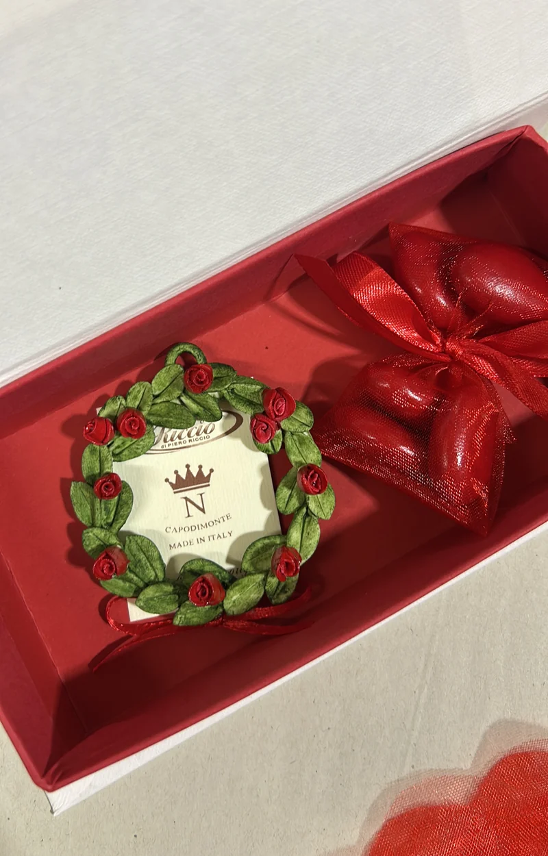 Coroncina alloro con rose in porcellana confezionata in astuccio