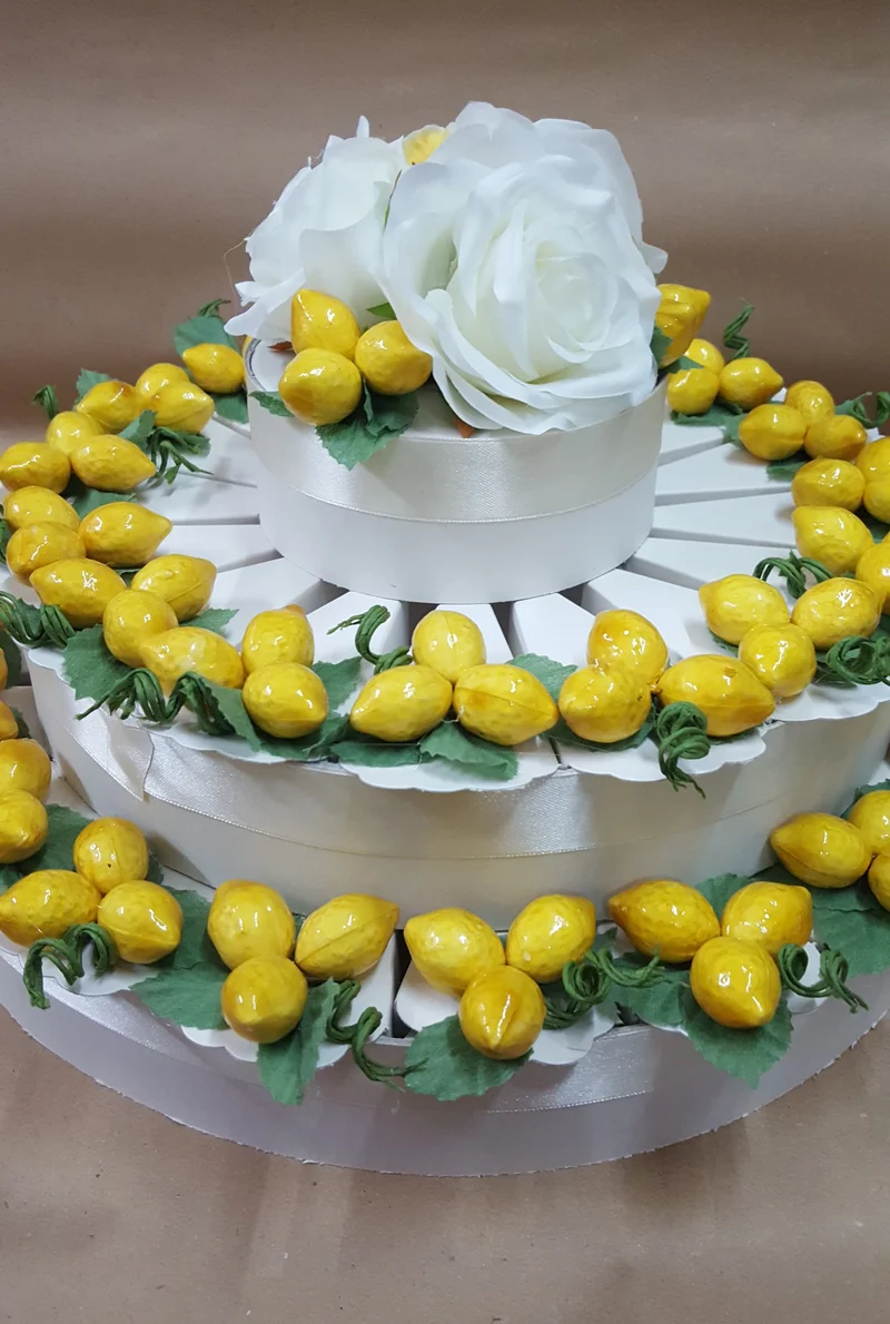 Torta a limoni con fettine portaconfetti