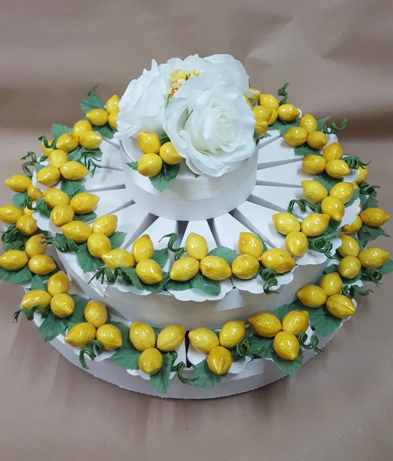 Torta a limoni con fettine portaconfetti