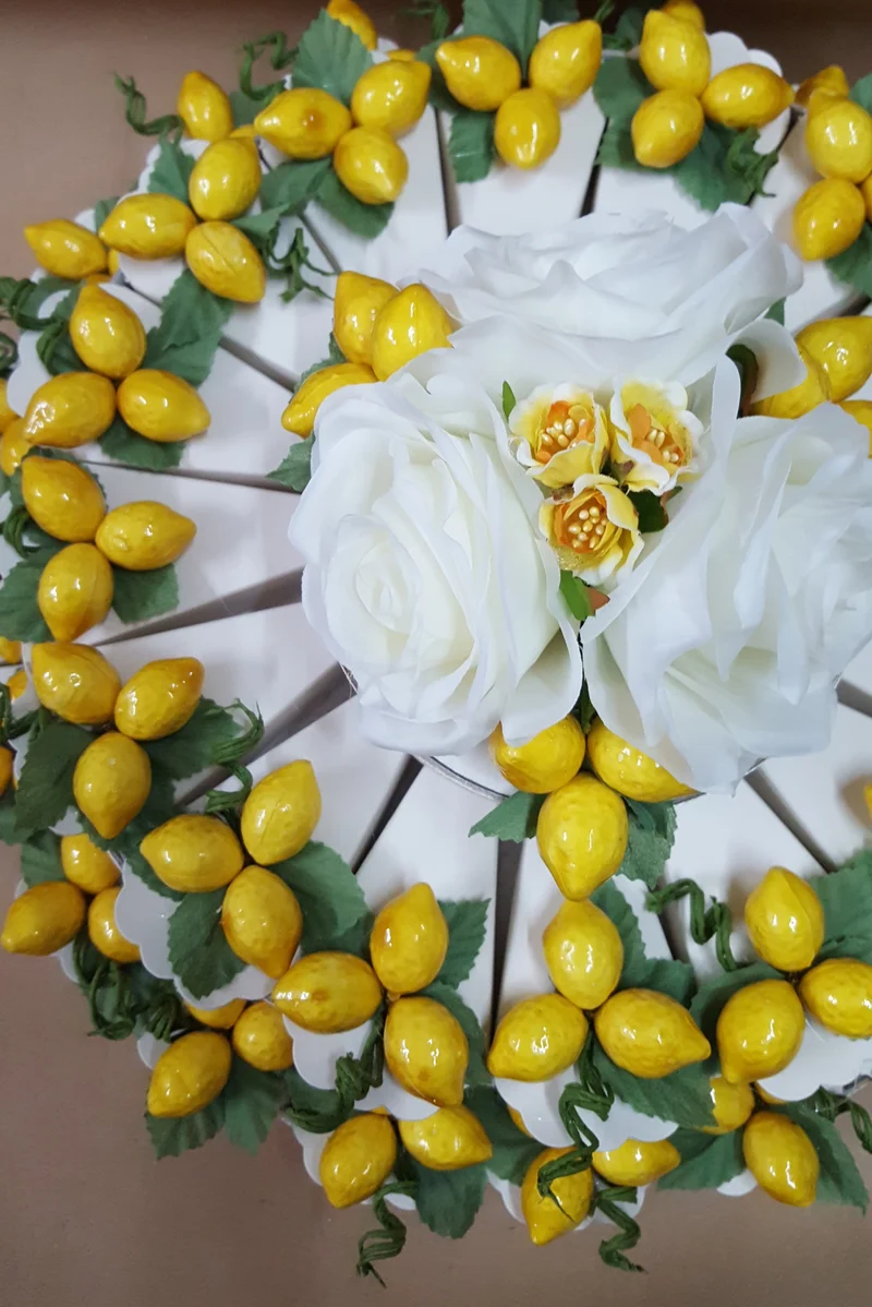 Torta a limoni con fettine portaconfetti