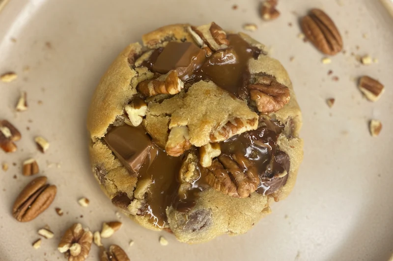 Chocolate pecan caramel cookie/ Biscuit au chocolat caramel pacanes