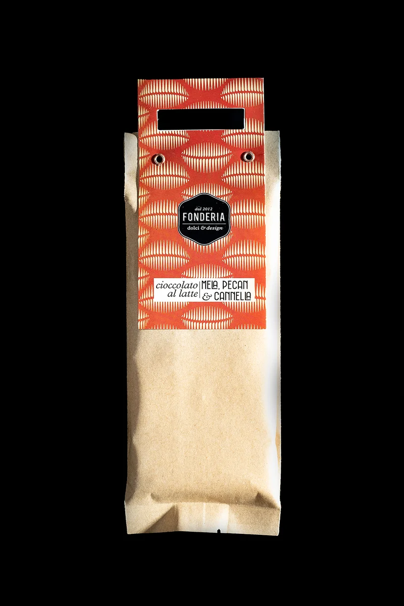 Tavoletta al latte con mela cannella e noci pecan