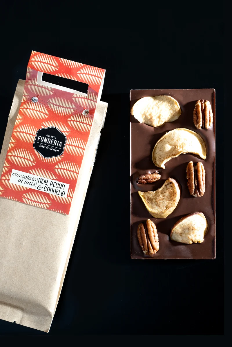 Tavoletta al latte con mela cannella e noci pecan