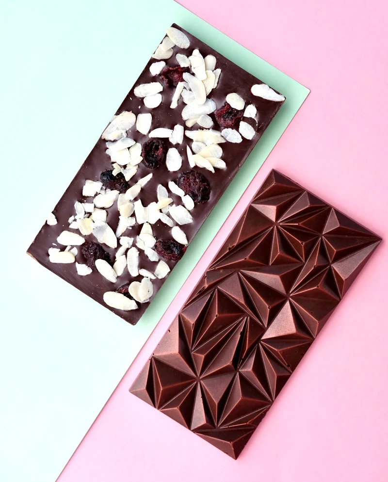Cioccolato fondente monorigine Madagascar 71%, mandorle & mirtilli rossi (vegano)