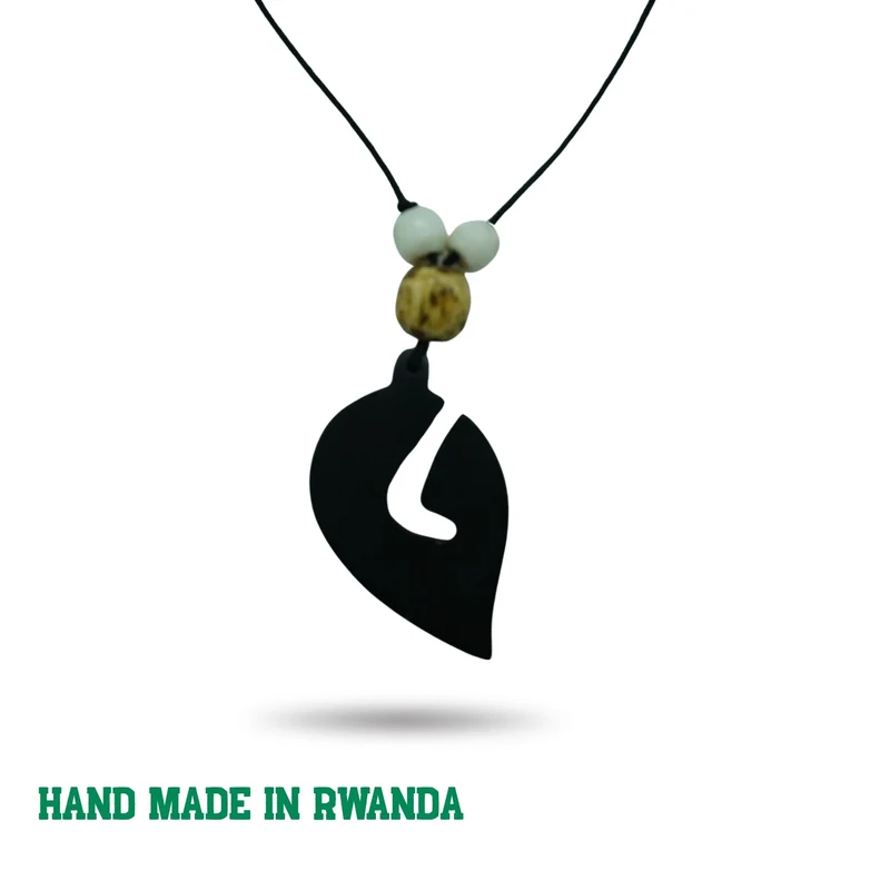 Collana con Ciondolo in Legno